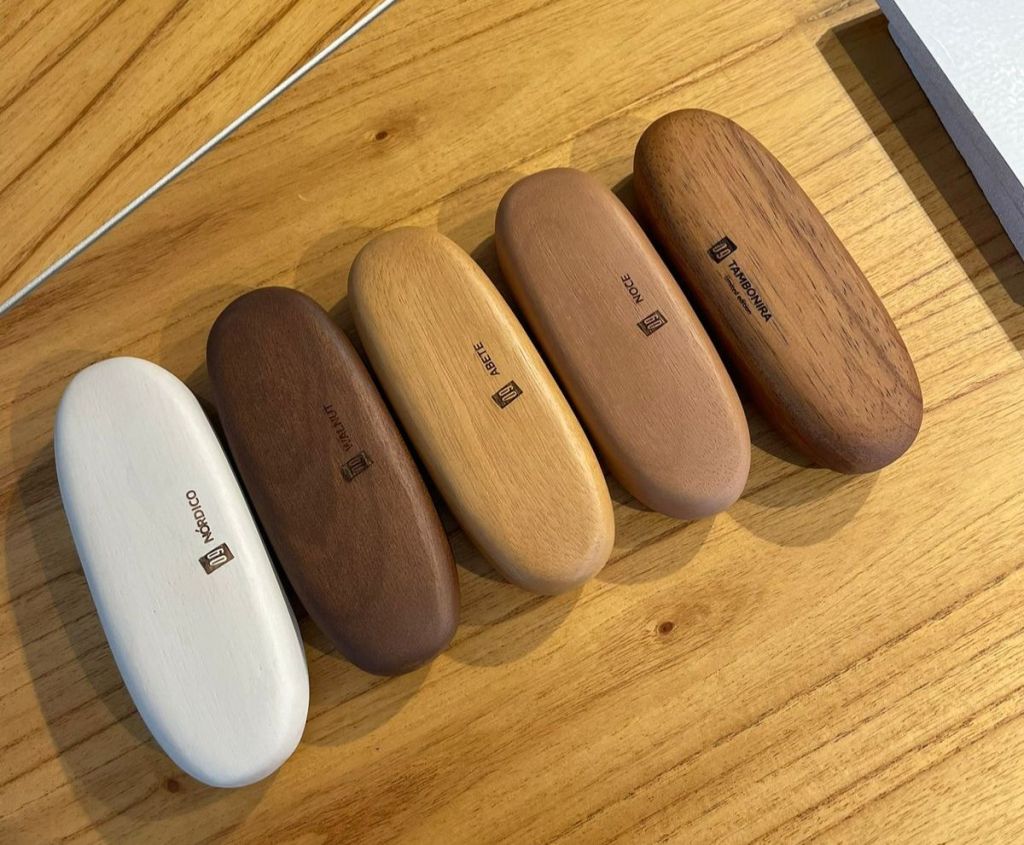 Certified wood finish samples used in Brazilian furniture manufacturing with traceable timber sourcing and export compliance standards.