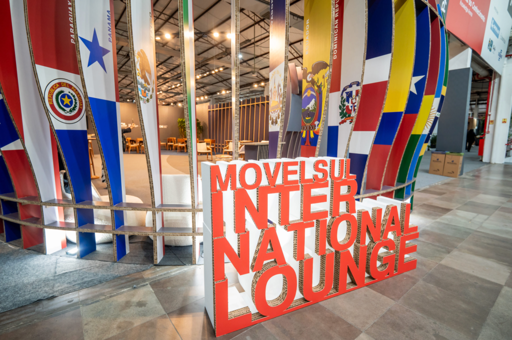 The official Movelsul International Lounge exhibition area decorated with Latin American flags for global furniture sourcing buyers.